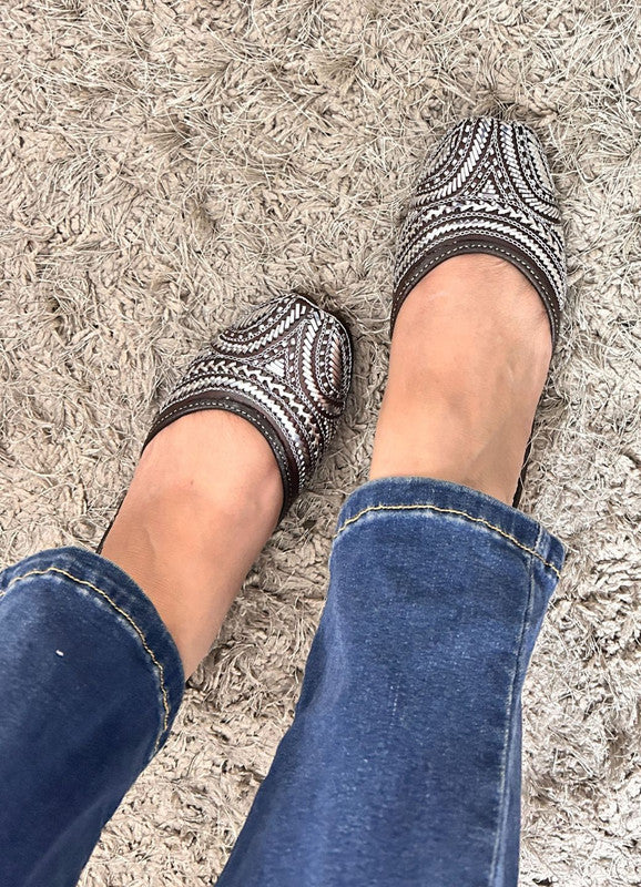 Handcrafted juttis, heels, bellies, flats, and mules for weddings, festivals, and daily wear – DESI COLOUR