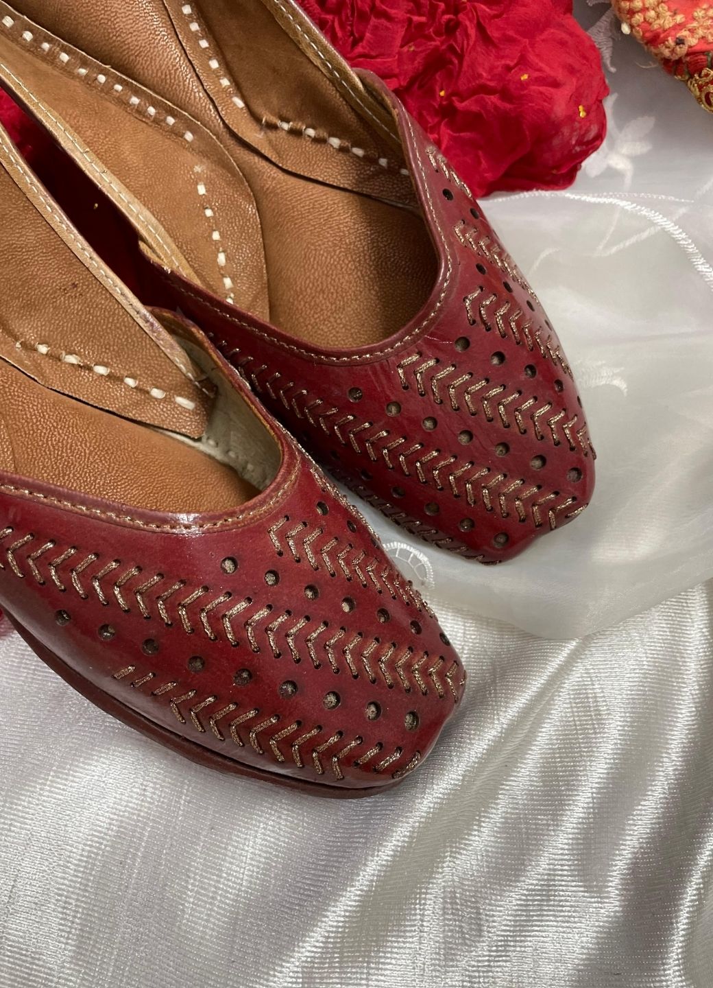 DESI COLOUR Women Red Leather Ethnic Mojaris