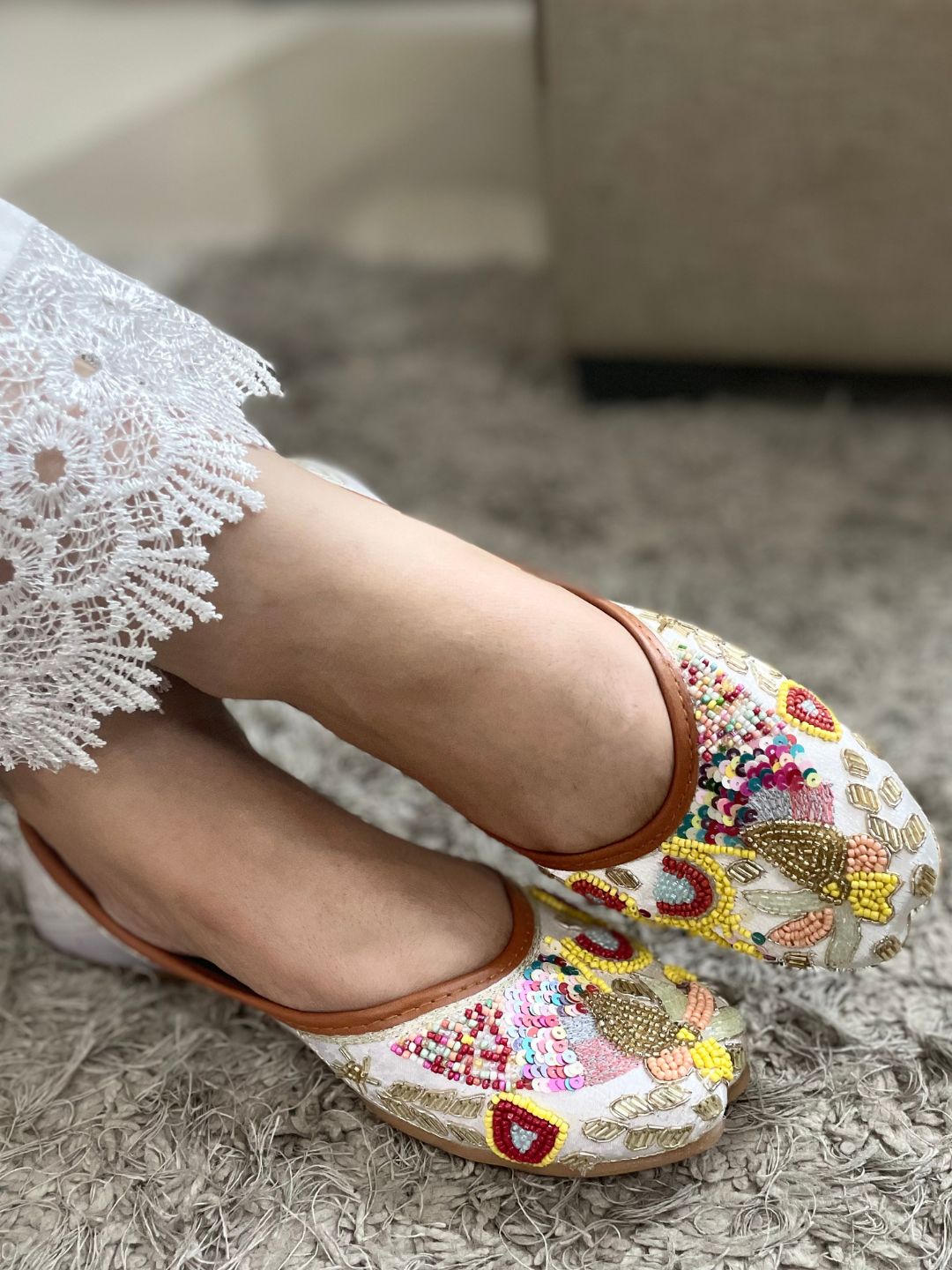 DESI COLOUR Women White Ethnic Punjabi Jutti