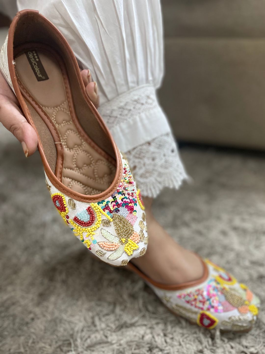 DESI COLOUR Women White Ethnic Punjabi Jutti