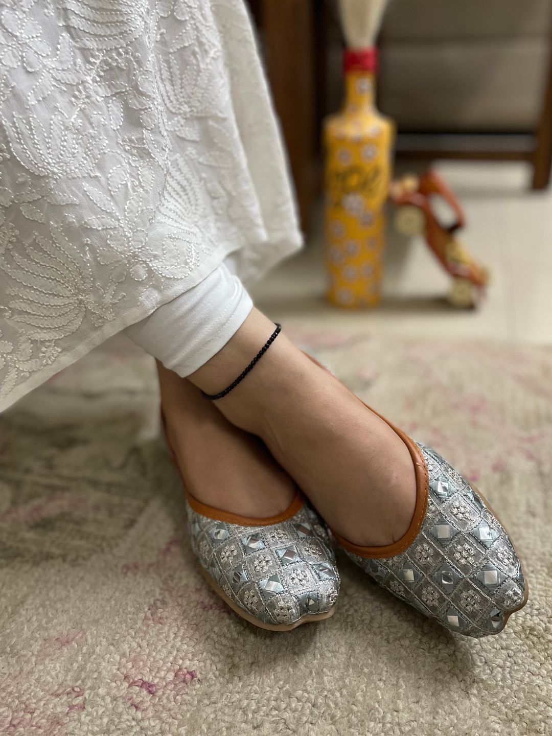 DESI COLOUR Women Grey Ethnic Punjabi Jutti