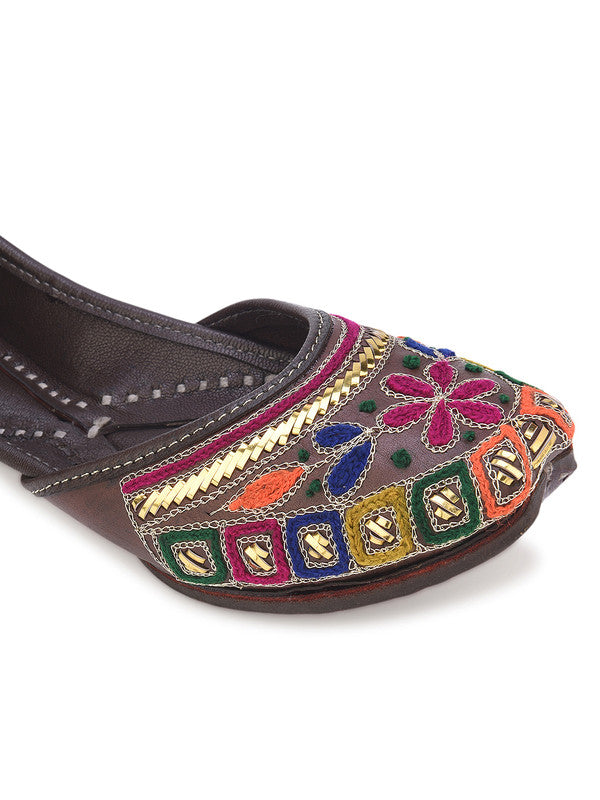 Handcrafted juttis, heels, bellies, flats, and mules for weddings, festivals, and daily wear – DESI COLOUR