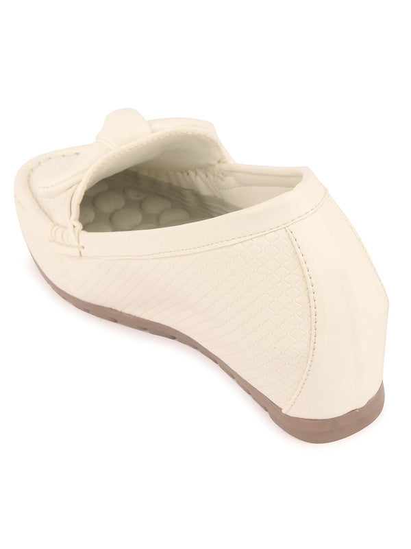 Handcrafted juttis, heels, bellies, flats, and mules for weddings, festivals, and daily wear – DESI COLOUR