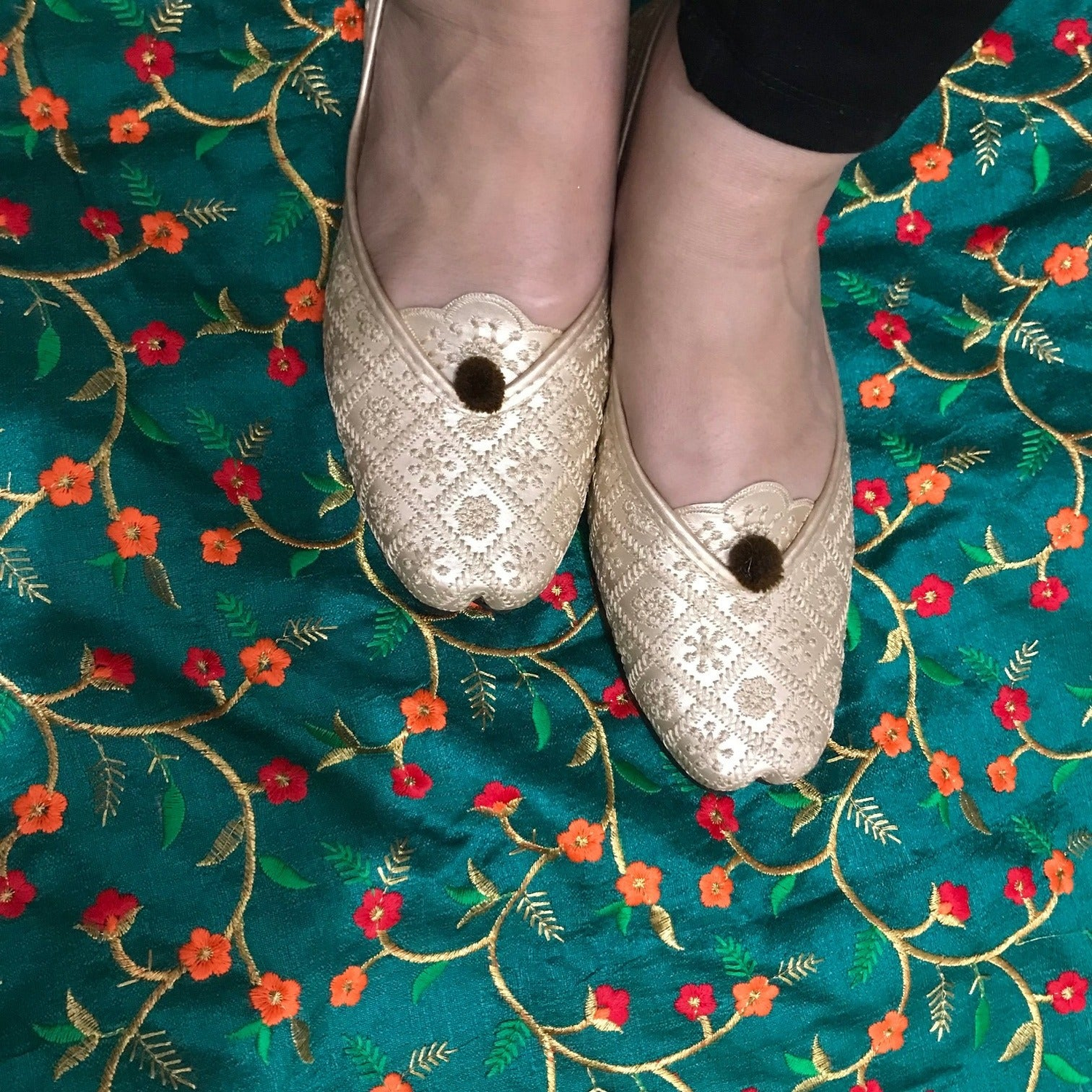 Women Cushy Everyday Juttis