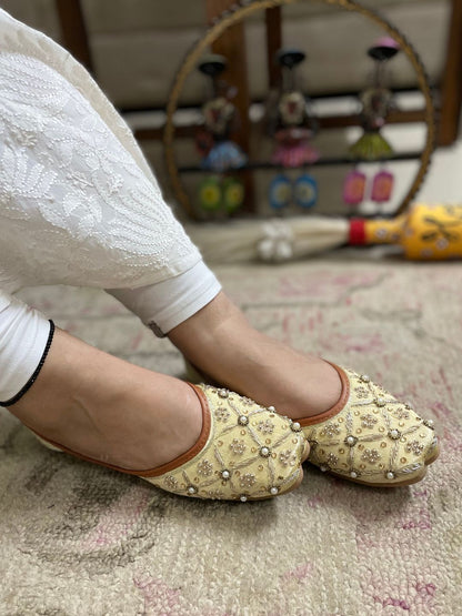 DESI COLOUR Women Gold-Toned Embellished Leather Ethnic Mojaris Flats