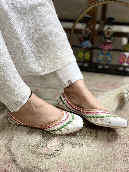 DESI COLOUR Women White Ethnic Punjabi Jutti