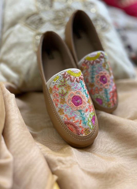 Handcrafted juttis, heels, bellies, flats, and mules for weddings, festivals, and daily wear – DESI COLOUR