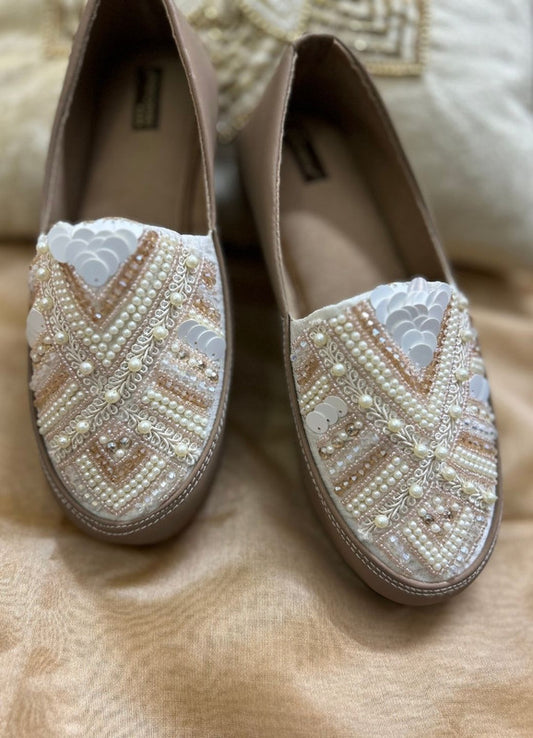 Handcrafted juttis, heels, bellies, flats, and mules for weddings, festivals, and daily wear – DESI COLOUR