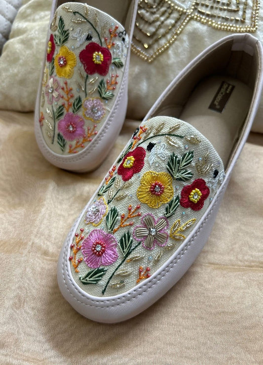 Handcrafted juttis, heels, bellies, flats, and mules for weddings, festivals, and daily wear – DESI COLOUR