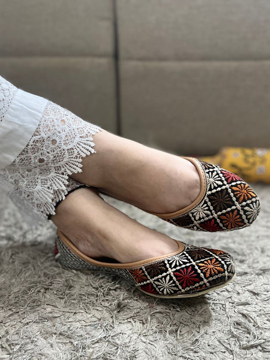 DESI COLOUR Women Black Embellished Ethnic Ballerinas Flats