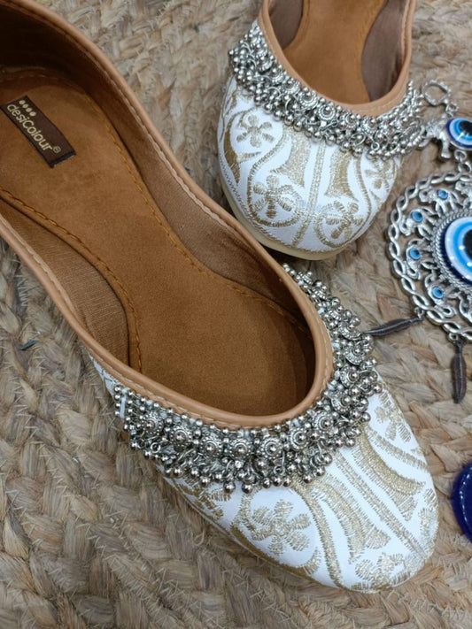 DESI COLOUR Women Off White Ethnic Punjabi Jutti