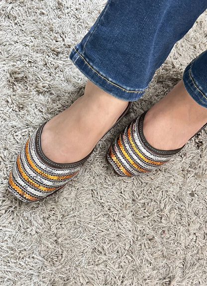 Handcrafted juttis, heels, bellies, flats, and mules for weddings, festivals, and daily wear – DESI COLOUR