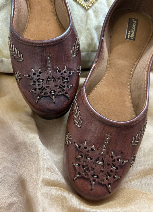 Handcrafted juttis, heels, bellies, flats, and mules for weddings, festivals, and daily wear – DESI COLOUR