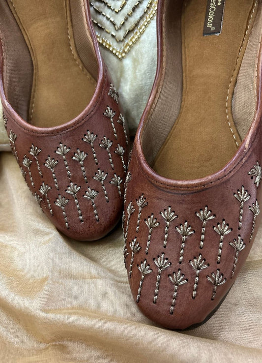 Handcrafted juttis, heels, bellies, flats, and mules for weddings, festivals, and daily wear – DESI COLOUR