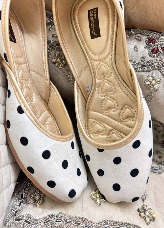 Handcrafted juttis, heels, bellies, flats, and mules for weddings, festivals, and daily wear – DESI COLOUR