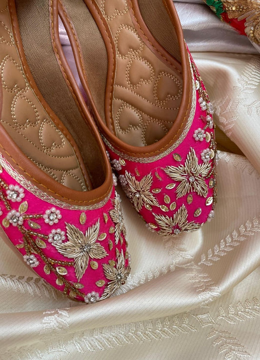 DESI COLOUR Women Pink Ethnic Mojaris with Embroidered Flats
