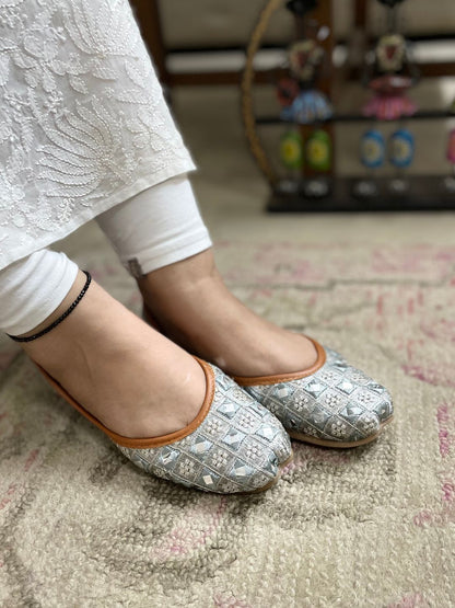 DESI COLOUR Women Grey Ethnic Punjabi Jutti