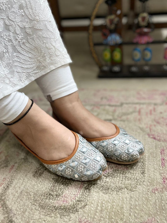 DESI COLOUR Women Grey Ethnic Punjabi Jutti