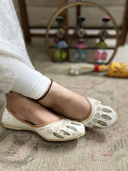 DESI COLOUR Women Off White Ethnic Mojaris Flats