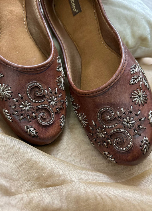 Handcrafted juttis, heels, bellies, flats, and mules for weddings, festivals, and daily wear – DESI COLOUR