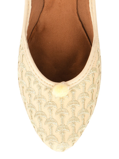 DESI COLOUR Women Off White Ethnic Punjabi Jutti