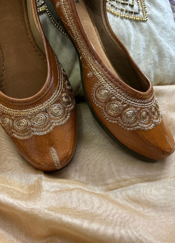 Handcrafted juttis, heels, bellies, flats, and mules for weddings, festivals, and daily wear – DESI COLOUR