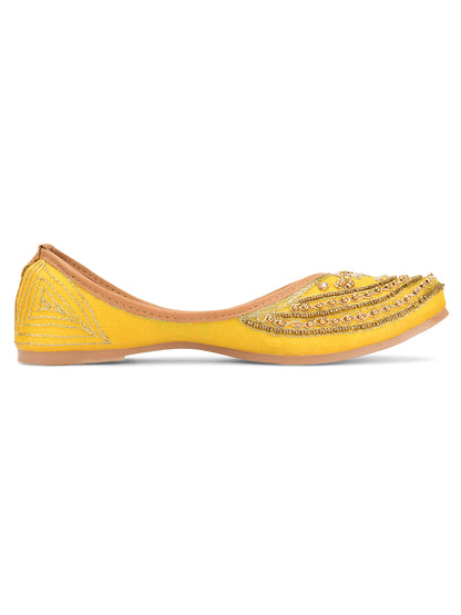 DESI COLOUR Women Yellow Ethnic Punjabi Jutti