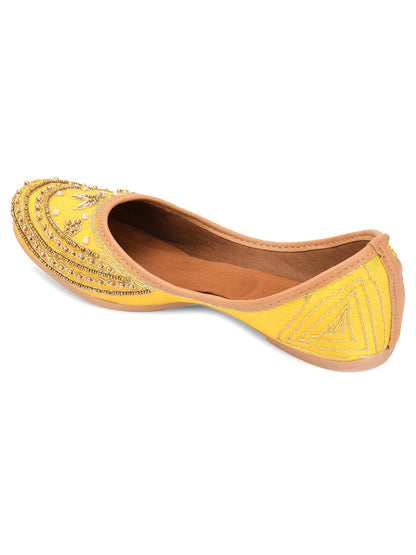 DESI COLOUR Women Yellow Ethnic Punjabi Jutti