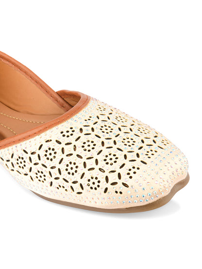 DESI COLOUR Women White Ethnic Punjabi Jutti