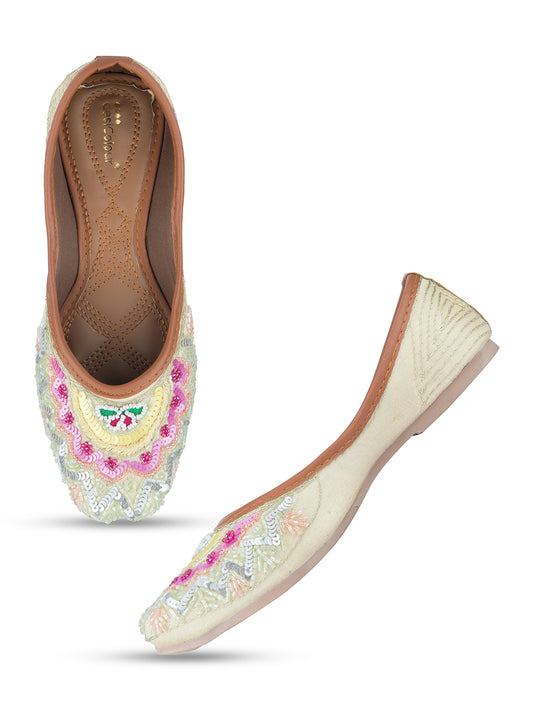 DESI COLOUR Women Off White Ethnic Punjabi Jutti