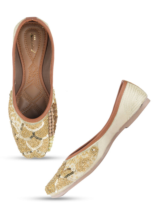 DESI COLOUR Women Gold Ethnic Punjabi Jutti