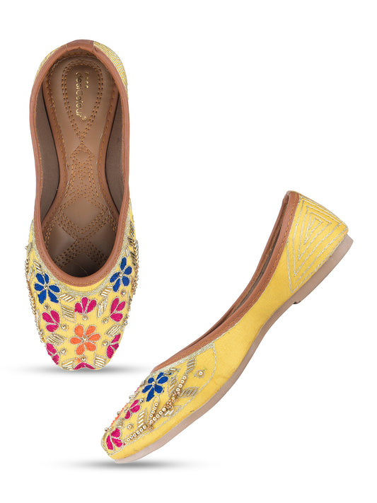 DESI COLOUR Women Yellow Ethnic Punjabi Jutti