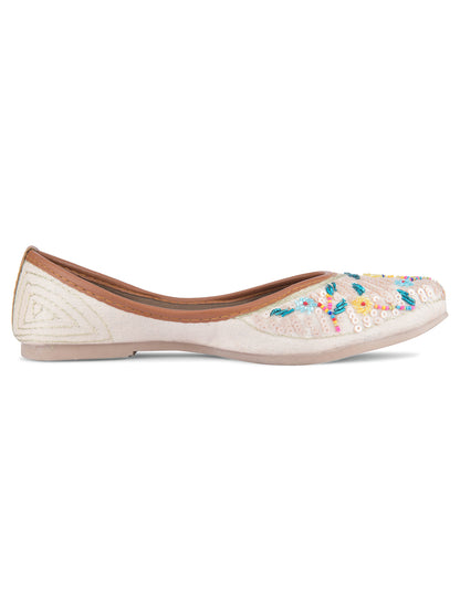 DESI COLOUR Women Off White Ethnic Punjabi Jutti