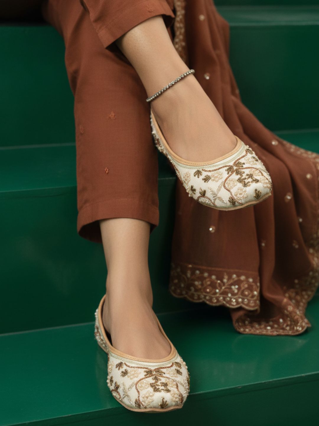 Ivorya Off White All Over Embroidered Jutti