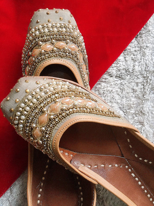 DESI COLOUR Women Grey Ethnic Punjabi Jutti