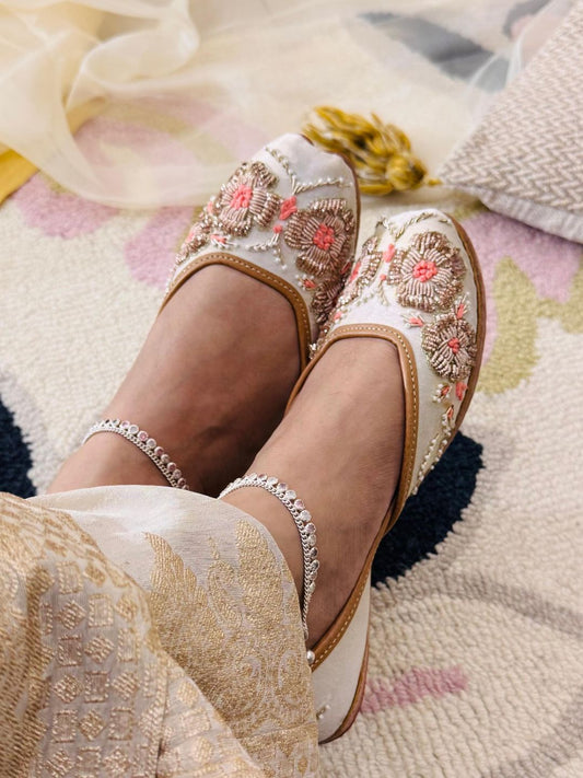 White Flower Dabka Mojari