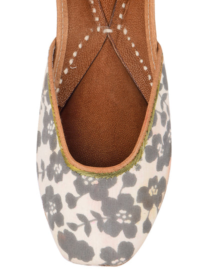DESI COLOUR Women Grey Ethnic Punjabi Jutti