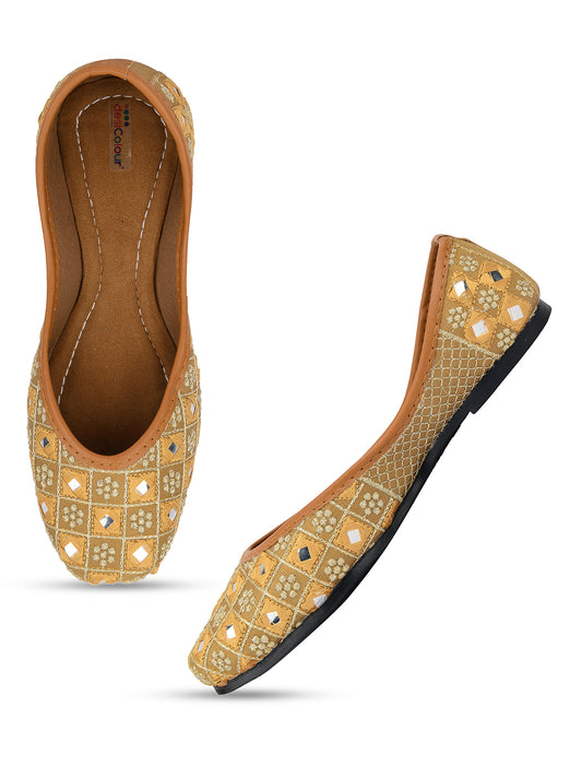 DESI COLOUR Women Gold Ethnic Punjabi Jutti