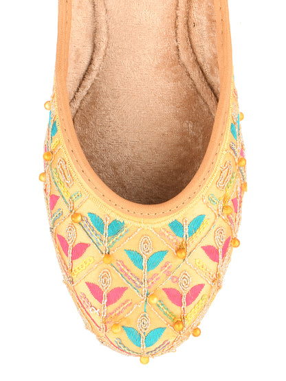 DESI COLOUR Women Yellow Ethnic Punjabi Jutti