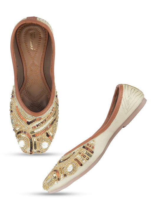 DESI COLOUR Women Gold Ethnic Punjabi Jutti