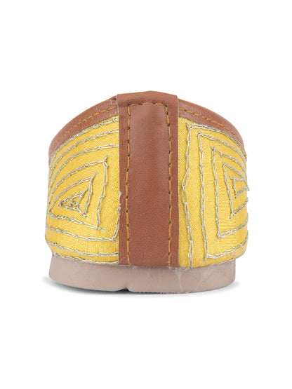 DESI COLOUR Women Yellow Ethnic Punjabi Jutti