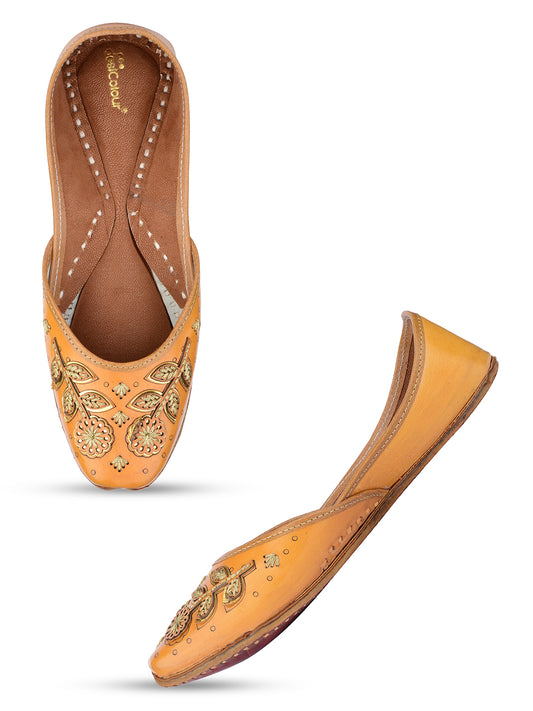 DESI COLOUR Women Tan Ethnic Punjabi Jutti