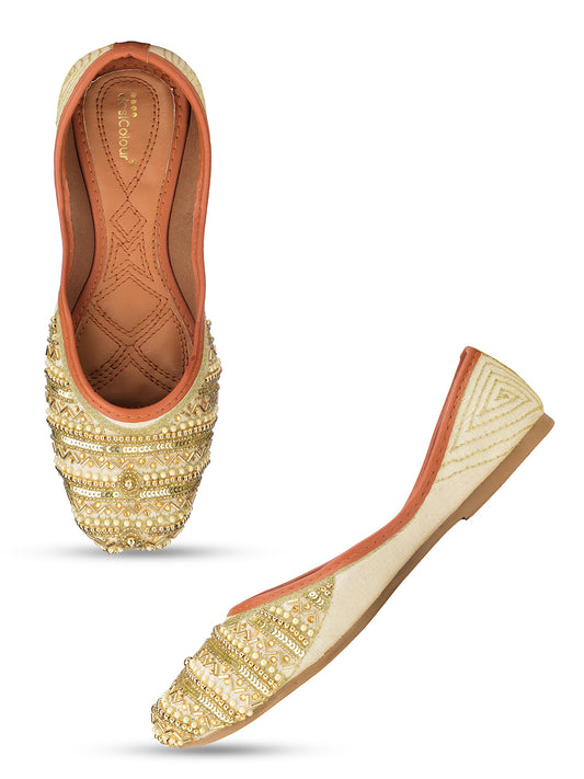 DESI COLOUR Women Gold Ethnic Punjabi Jutti