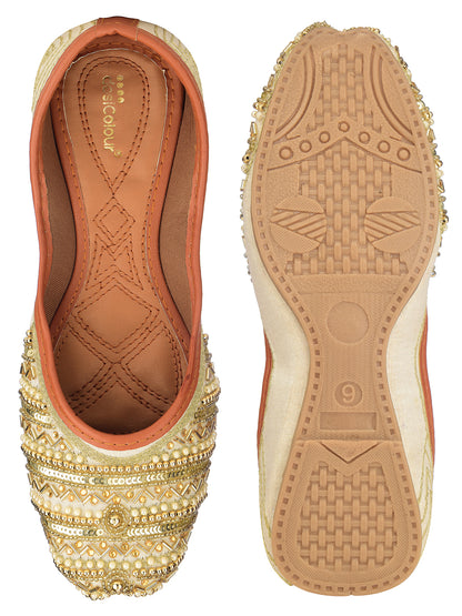 DESI COLOUR Women Gold Ethnic Punjabi Jutti