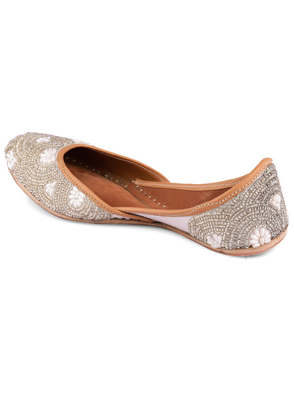 DESI COLOUR Women Silver Ethnic Punjabi Jutti