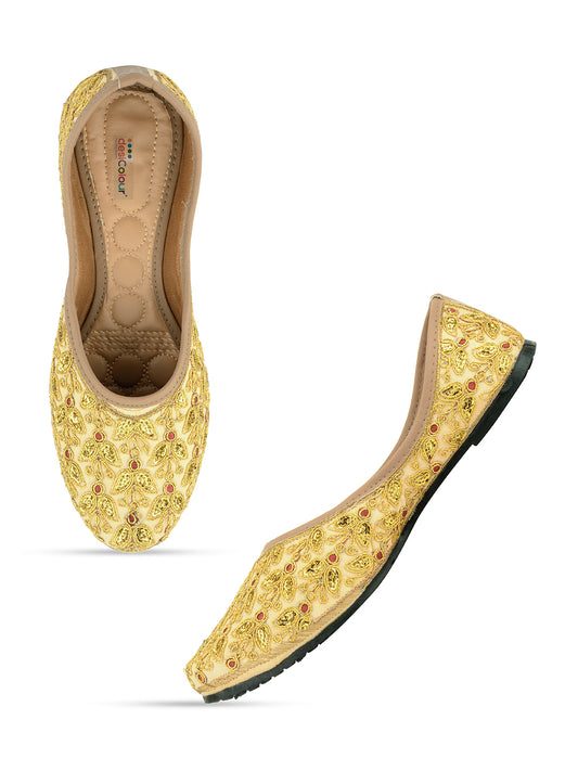 DESI COLOUR Women Gold Embellished Ethnic Comfy Punjabi Jutti