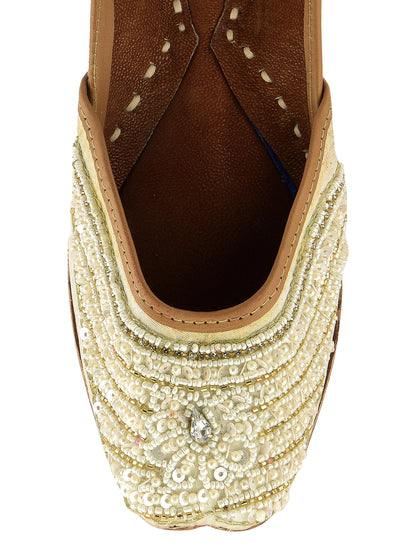 DESI COLOUR Women White Ethnic Punjabi Jutti