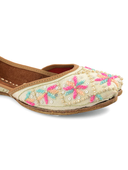 DESI COLOUR Women White Ethnic Punjabi Jutti