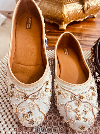Ivorya Off White All Over Embroidered Jutti
