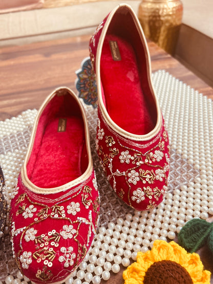 Rosette Pink Velvet Embroidered Punjabi Jutti